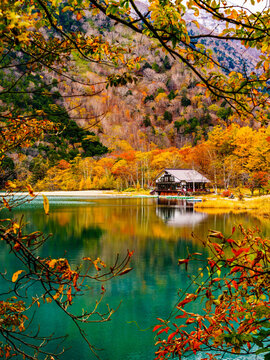 紅葉に染まる湯の湖