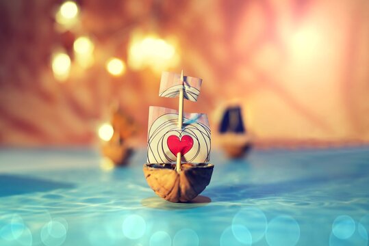 Barquito hecho con c&aacute;scara de nuez