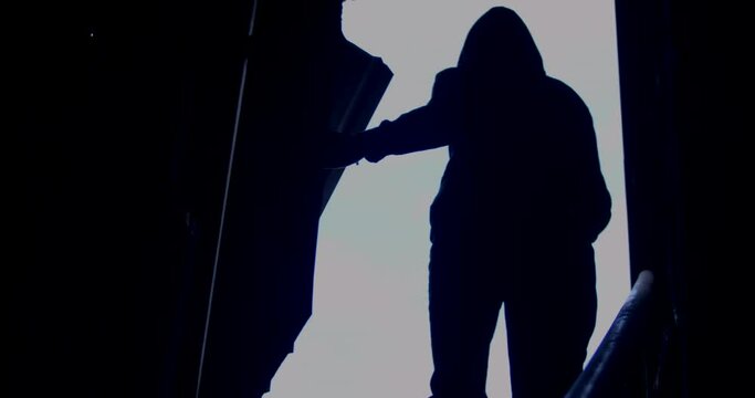 Persona saliendo de un edificio