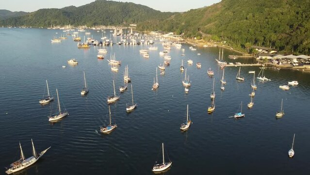 Barcos Veleiro Navegar Marina Paraty Litoral Praia Trapiche Pier Rio de Janeiro Velejar Nautico Paisagem Navega&ccedil;&atilde;o Mar Oceano Vela Velejando Lancha Iate Embarca&ccedil;&atilde;o Canoa Navio 