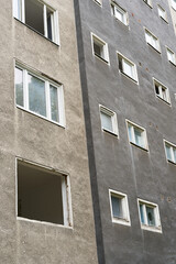 leerstehendes altes Wohnhaus kurz vor dem Abriss in der Innenstadt von Berlin  - 586789839