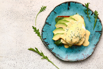 Obraz premium Plate with tasty egg Benedict on white table