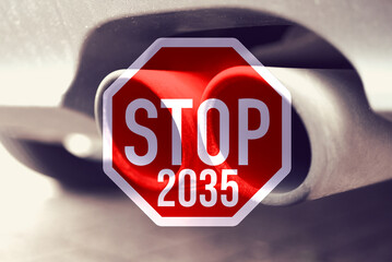 Auspuffanlage von einem Auto und Hinweis auf Verbot von Verbrennerfahrzeugen 2035