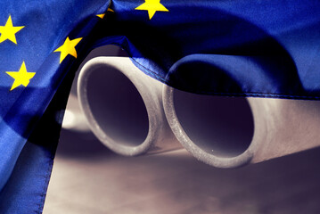Ein Auspuff von einem Auto und Flagge der EU