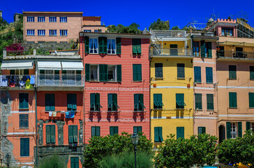 Naklejka premium Traditional houses in Vernazza in Cinque Terre on the Mediterranean Sea, Italy