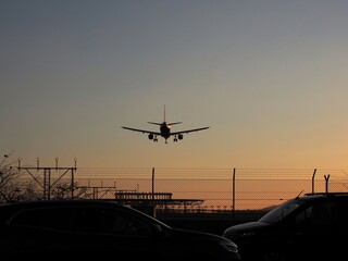 silueta avión aterrizando atardecer