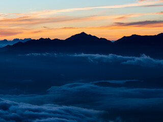 木曽駒ヶ岳から望む朝焼けの中の甲斐駒ヶ岳