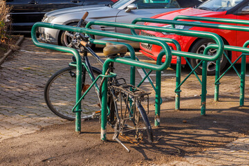 Defektes Fahrrad auf einem Parkplatz