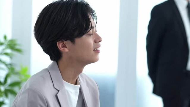 話をする若い日本人男性