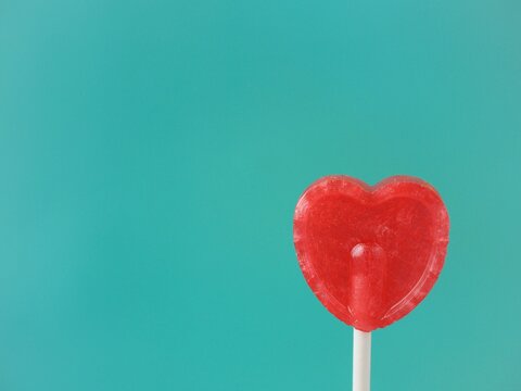 Concepto de amor. Piruleta roja en forma coraz&oacute;n con espacio para escribir texto 