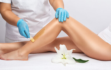 Obraz na płótnie Canvas Elos epilation hair removal procedure on a woman’s body. Beautician doing laser rejuvenation in a beauty salon. Removing unwanted body hair. Hardware ipl cosmetology