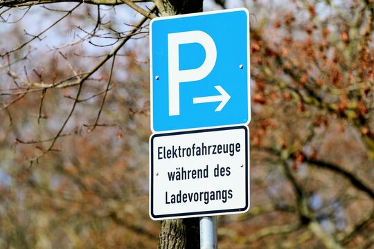 Verkehrsschild mit Aufschrift parken für Elektrofahrzeuge während des Ladevorgangs frei	