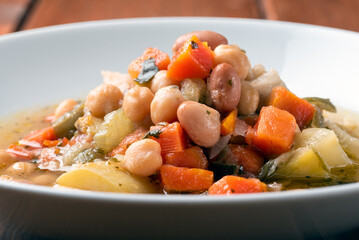 Minestra di verdure e legumi - zuppa di zucchine, patate, carote, bietole, sedano, fagiolini, ceci...