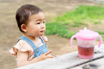 公園で遊ぶ子供