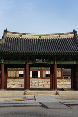 Obraz premium Changdeokgung Palace built by the kings of the Joseon dynasty in Seoul during winter morning at Jongno , Seoul South Korea : 3 February 2023