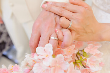 Fototapeta premium 小指を絡ませる新郎新婦 結婚指輪