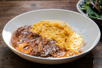 とろとろ半熟オムレツをトッピングしたハヤシライス。(カレーライスではありません。)