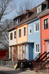 Bunte Häuserzeile im Frühling, Reihenhäuser, Wohngebäude, Findorff, Bremen, Deutschland