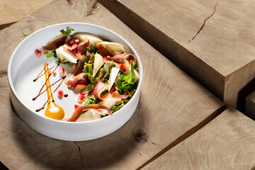 Salad with camembert and jamon