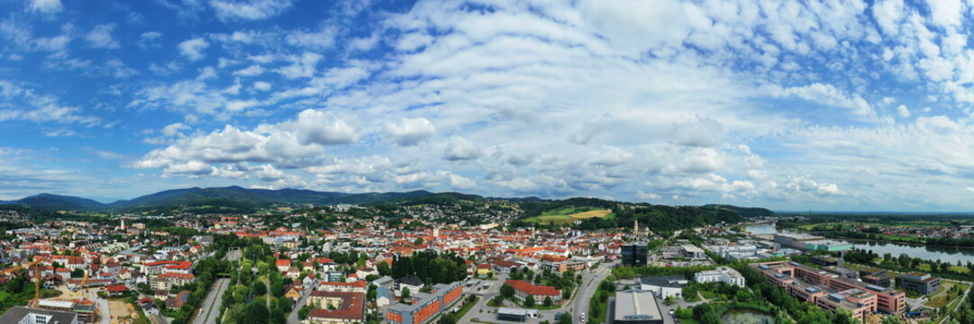 Luftbild von Deggendorf mit Blick auf die historische Altstadt. Deggendorf, Niederbayern, Bayern, Deutschland.