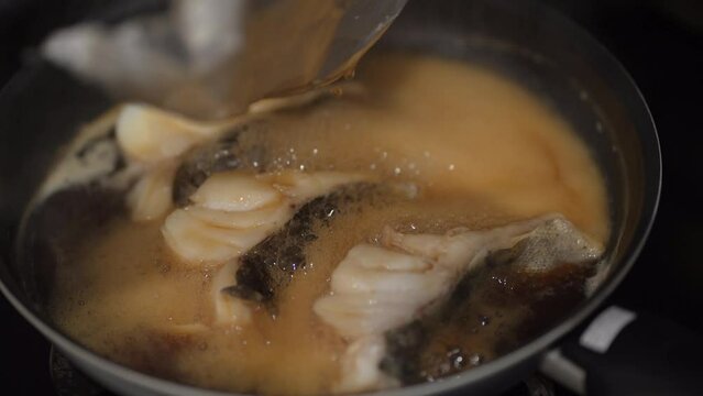 	たらの煮つけを作る様子