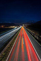 Vue des phares en fil&eacute; sur l'autoroute le soir &agrave; 18h30 en direction du Valais en Suisse