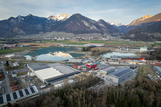 Zone industrielle dans le Chablais Suisse avec les montagnes en arrière plan.