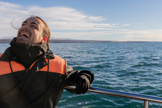 Personne qui rigole lors d'une sortie en mer en bateau. Homme heureux en ext&eacute;rieur. 