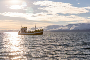 Fototapeta premium Bateau transportant des personnes pendant une excursion en mer. 