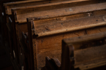 Fototapeta na wymiar Kirchenbank aus Holz 