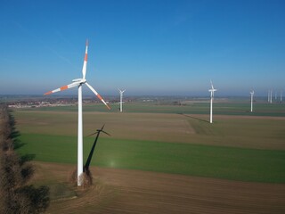 Windräder in der Landschaft