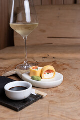 Sushi con copas de vino, saludable rolls y niguiri de salmon