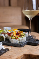 Sushi con copas de vino, saludable rolls y niguiri de salmon