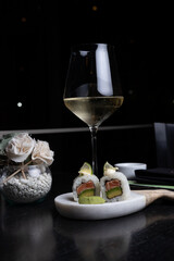 Sushi con copas de vino, saludable rolls y niguiri de salmon