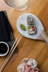 Sushi con copas de vino, saludable rolls y niguiri de salmon