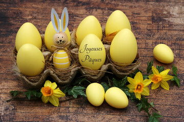 Joyeuses Pâques carte de vœux : décoration de Pâques avec un œuf de Pâques inscrit.