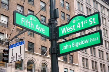 Obraz premium Green West 41st Street and Fifth Ave Bryant Park traditional sign in Midtown Manhattan