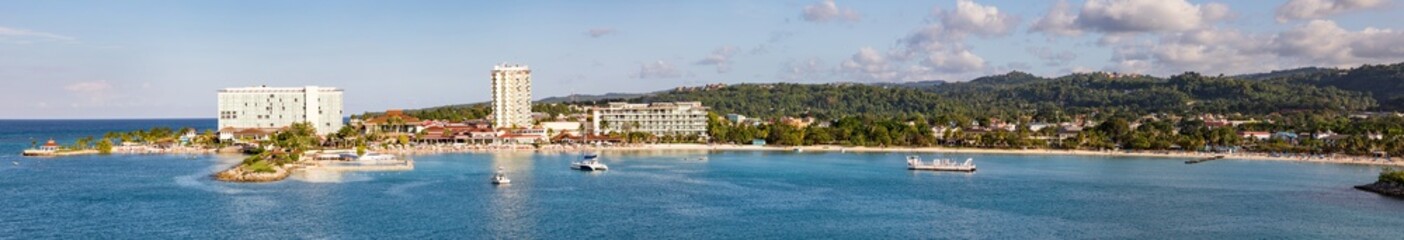 Fototapeta na wymiar Panorama Ansicht vom Hafen Ocho Rios. Hotels und Strände in der Karibik von Jamaika, Kreuzfahrt.