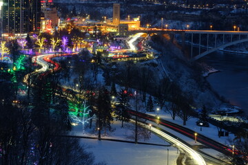 Fototapeta na wymiar Night view of Niagara river parkway with lights decorated trees