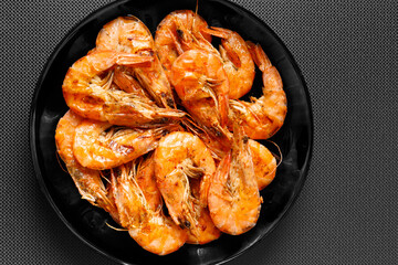 Fototapeta premium Fried shrimp on a dark background top view