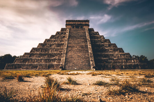 mayan pyramid in chichen itza