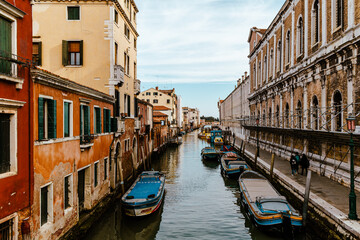 Obraz na płótnie Canvas Ein typischer Kanal in Venedig
