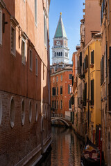 Fototapeta na wymiar Blick auf San Marco durch eine Gasse in Venedig