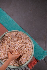 Tigela porcelana verde com flocos de aveia