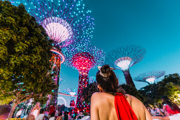 Girl observing Supertree Grove at Gardens by the Bay, Singapore - obrazy, fototapety, plakaty