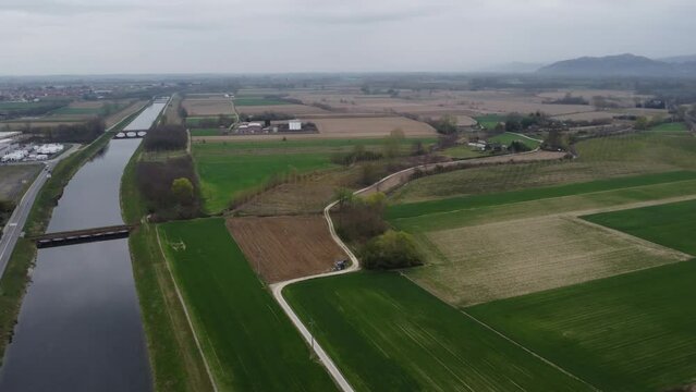 Vista aerea della pianura padana, terreni agricoli dedicati all'agricoltura irrigati dal Canale Cavour affluente del fiume Po in secca durante la siccit&agrave; della primavera in Piemonte