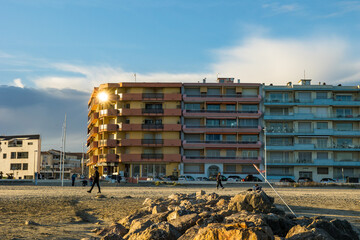 Immeubles sur le front de mer à Palavas-les-Flots au coucher du soleil