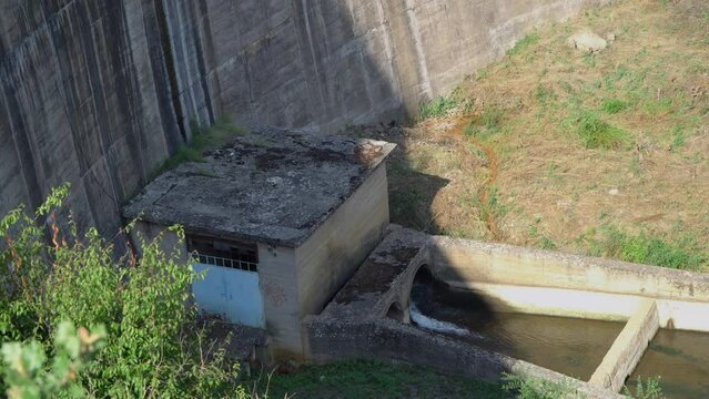 Dreinage of a concrete dam on the artificial agriculture irrigation lake