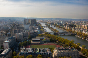 Vista de la ciudad de Paris, Francia, y del rio Sena así como de edificios desde la Torre Eiffel