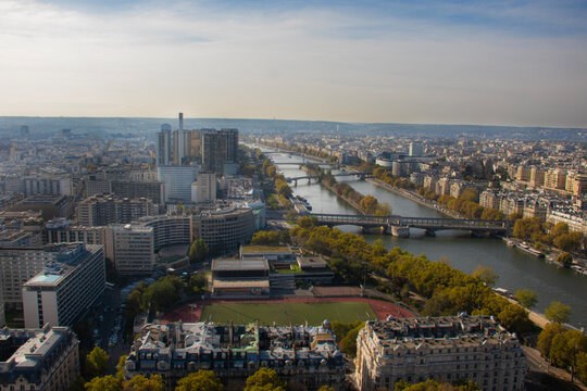 Vista de la ciudad de Paris, Francia, y del rio Sena as&iacute; como de edificios desde la Torre Eiffel